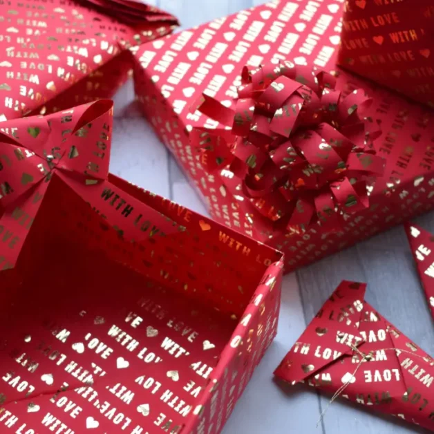 5 amazing wrapping paper Christmas uses