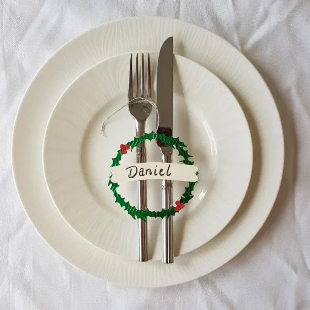 DIY Mini Wreath place cards (+ exclusive SVG cut file)