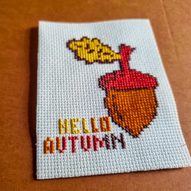 Autumn Acorn cross stitch (free pattern)